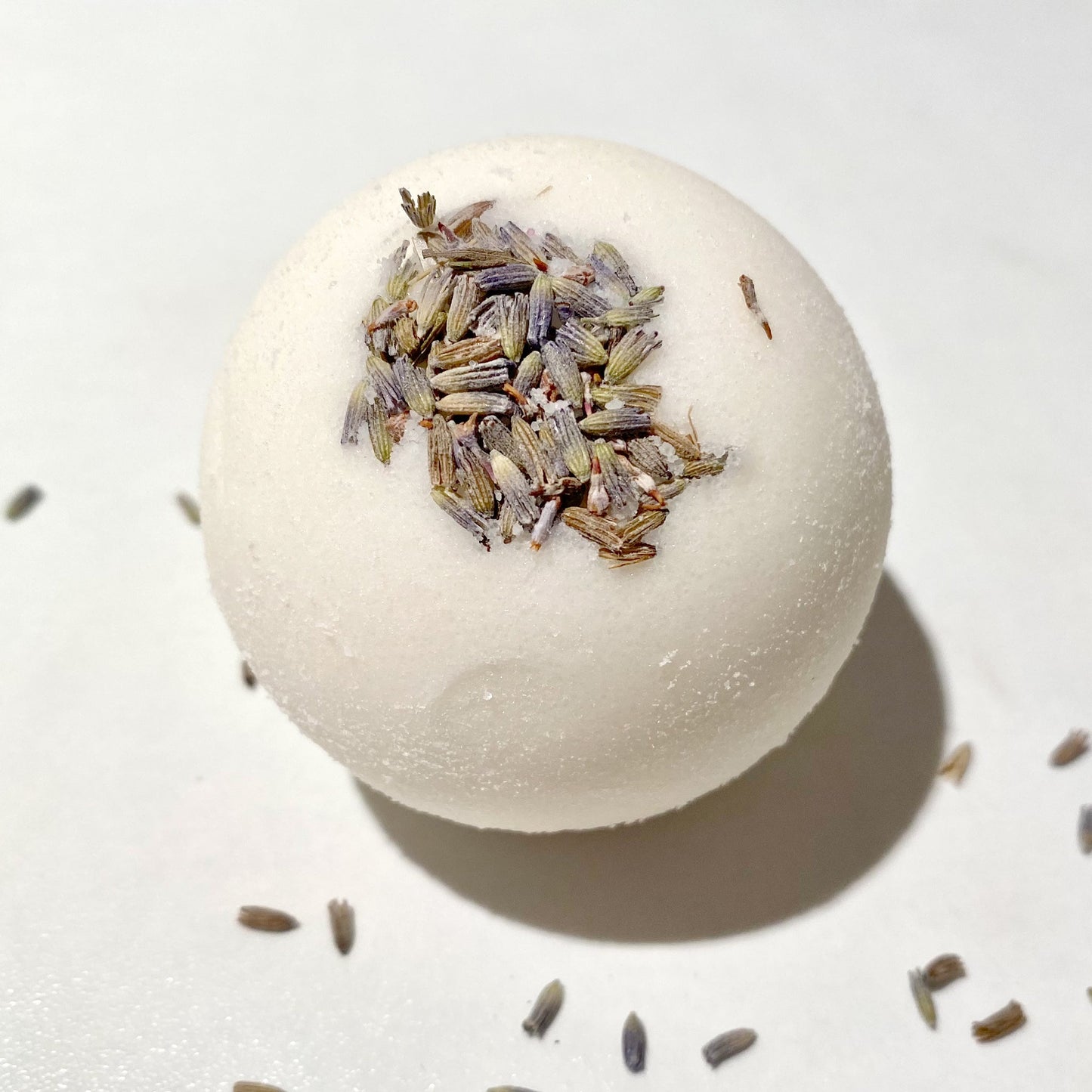 Badekugel pflegend mit Blüten #Lavendel