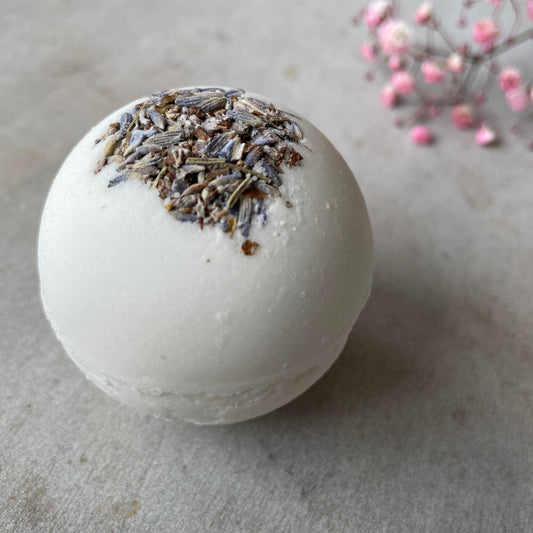 Badekugel pflegend mit Blüten #Lavendel